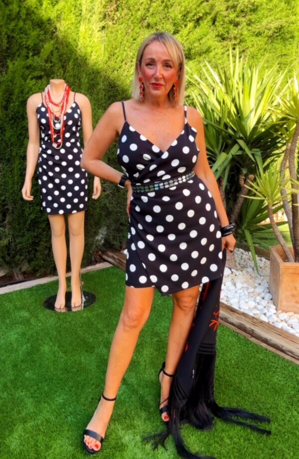 vestido-lunares-elegante-mujer